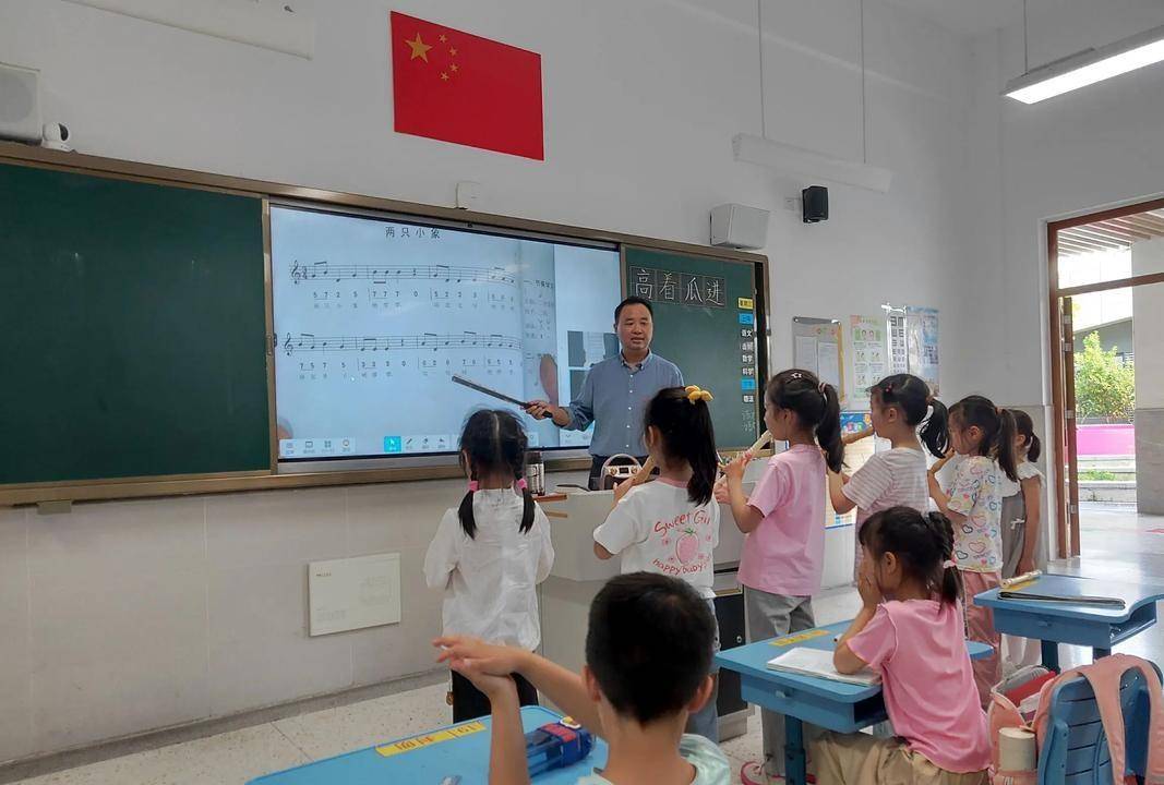 世界杯购彩平台 -5.31日：科比以左手背后运球后仰跳投完美命中，瞬间惊艳全场