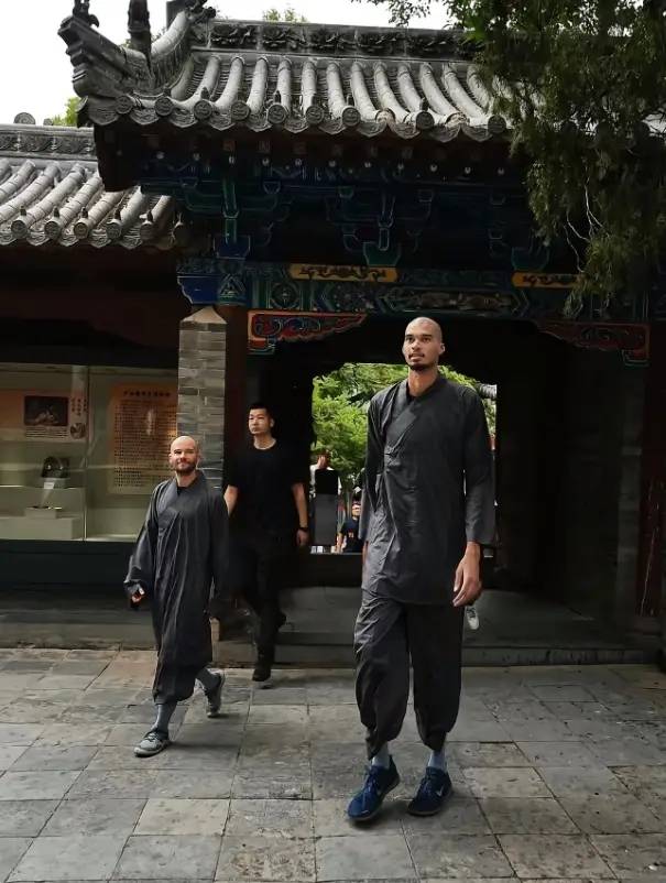 表面吃素背后偷荤!文班少林修行内幕曝光:团队开保姆车送肉,运球4.5小时爬完762米险路